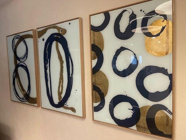 Dreiteiliges abstraktes Wandbild mit blauen und goldenen Kreisen.