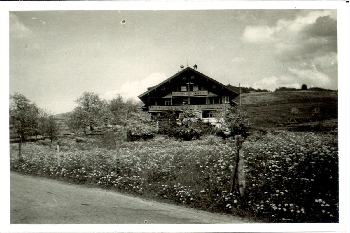 Historische Schwarzweiß-Aufnahme eines Allgäuer Bauernhauses.