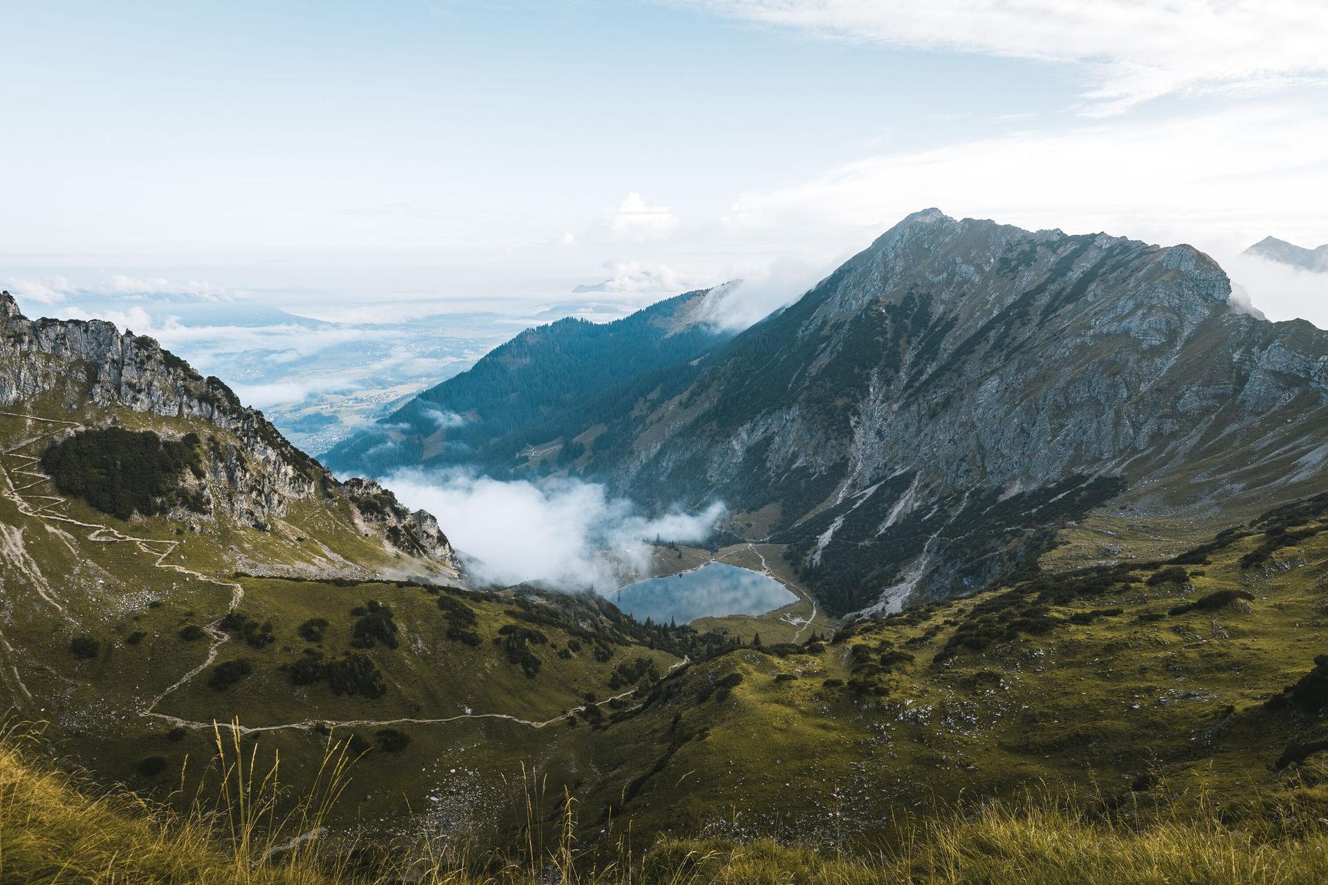 Unterer Gaisalpsee im Allgäu: Bergsee mit Wanderwegen, Wiesen und Gipfelpanorama bei Oberstdorf.